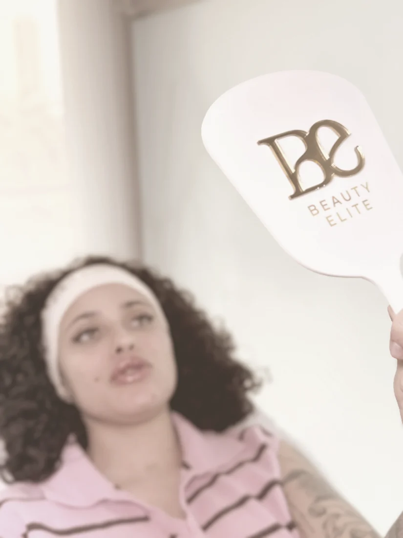 Paciente conferindo o resultado no espelho da Beauty Elite