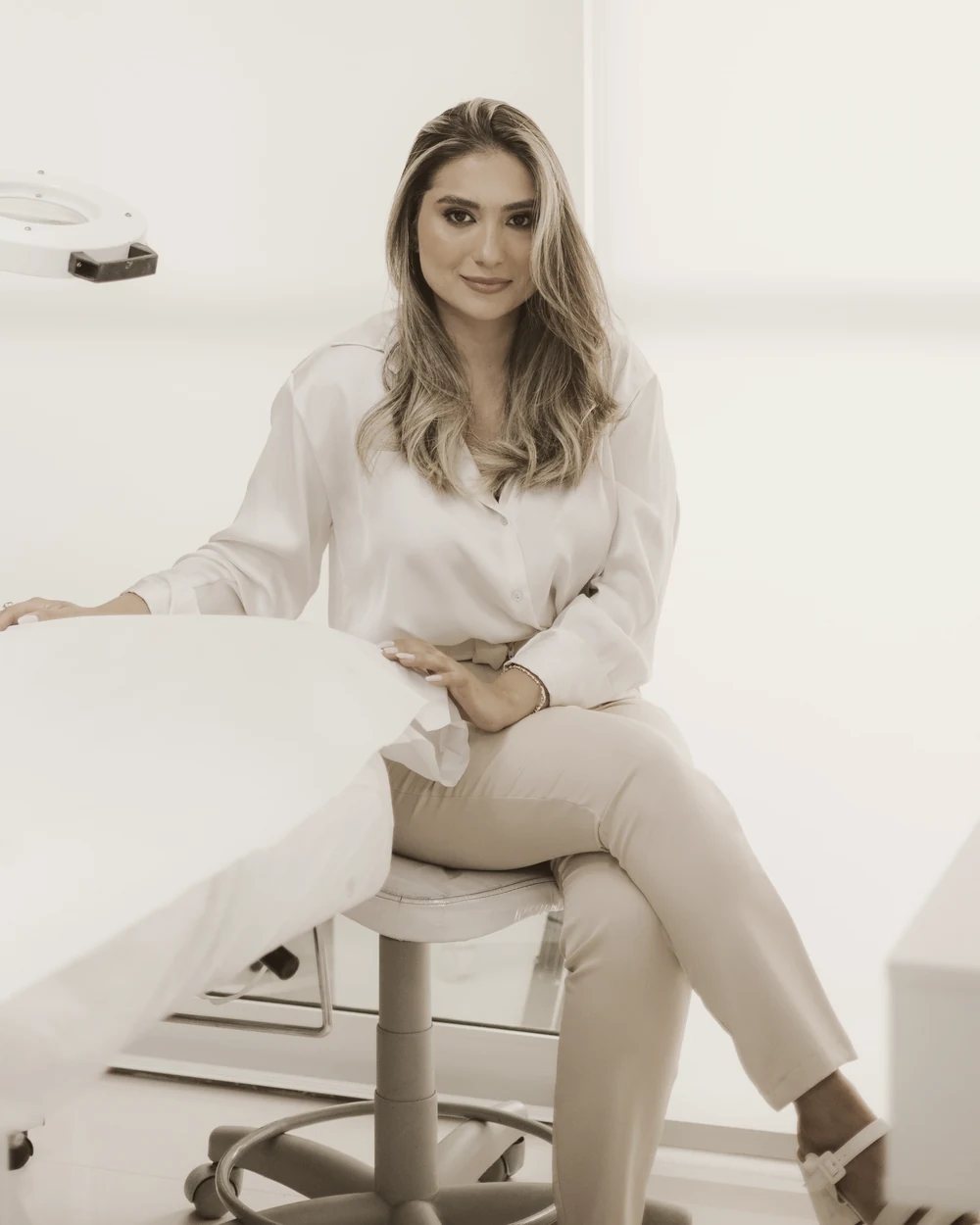 Letícia na sala de atendimento da Beauty Elite