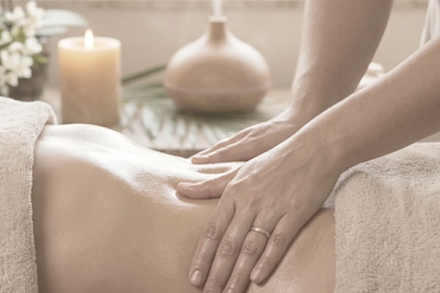 Massagem modeladora em andamento, ambiente com luz baixa